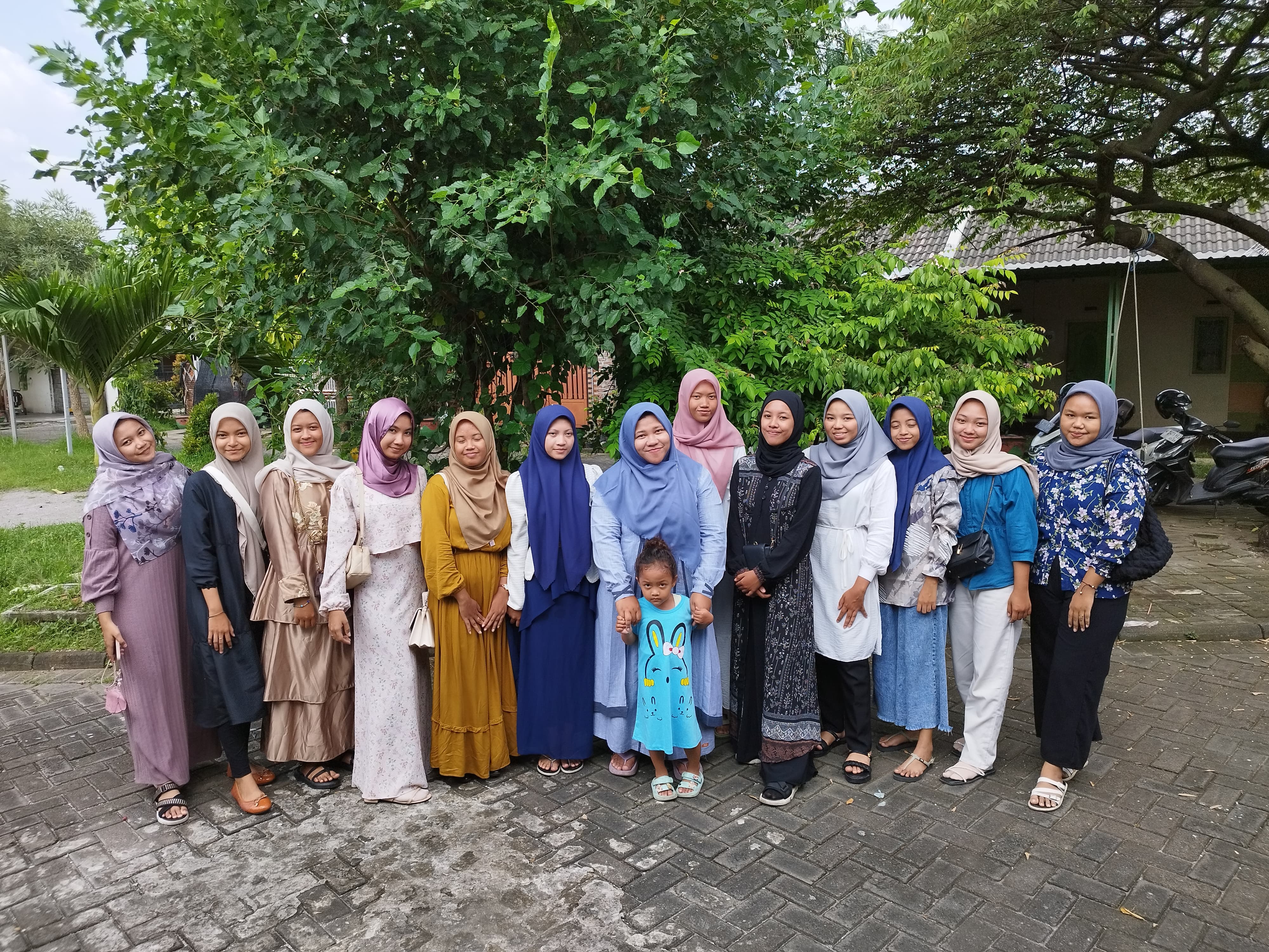 XI TKJ 2 halal bihalal di rumah bu Yeni